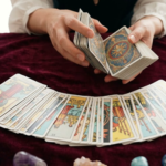 タロット占い ユーチューブ 人気の秘密を徹底解剖！当たると評判のチャンネル5選と賢い楽しみ方